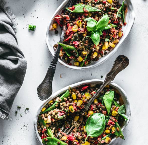 Linsensalat mit Paprika, Zuckerschoten und Mais