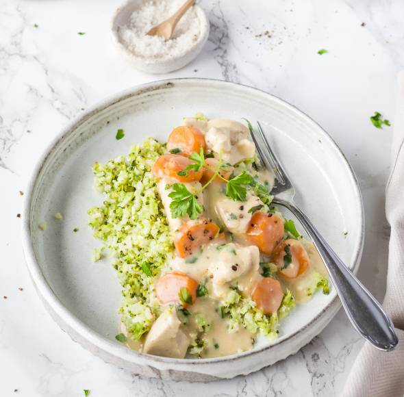 Low-Carb: Hühnerfrikassee mit Brokkoli-Blumenkohl-Reis