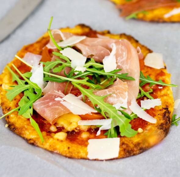 Low-Carb-Pizza mit Parmaschinken
