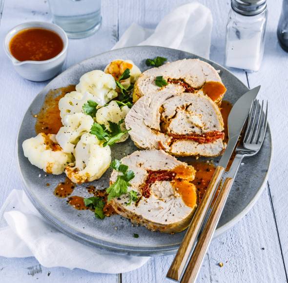 Low-Carb-Putenbrustroulade mit Blumenkohl