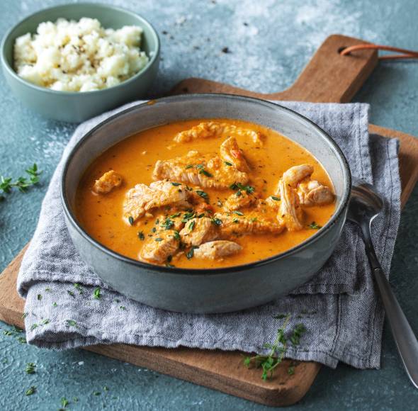 Low-Carb-Putengulasch in roter Sahnesoße