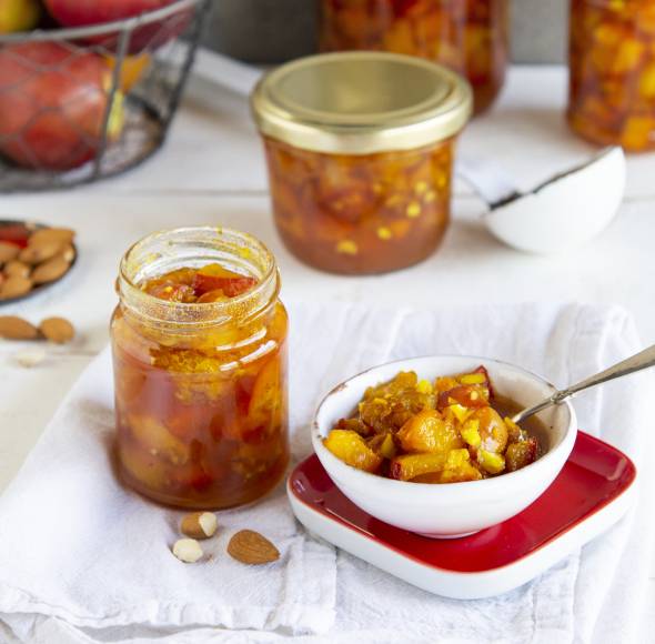 Mandel-Nektarinenkonfitüre mit Kurkuma