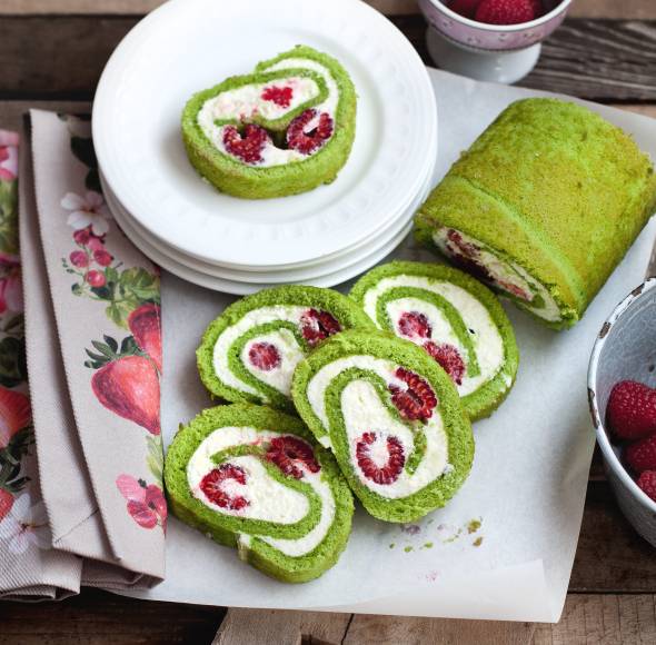 Matcha-Biskuitrolle mit Himbeeren