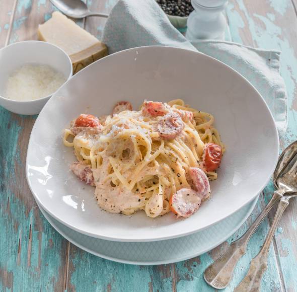 Nudeln mit Lachs in Tomaten-Sahnesoße