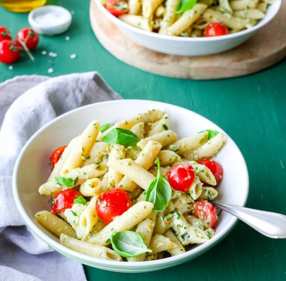 Nudelsalat mit Kräuterdressing, Tomaten und Mozzarella