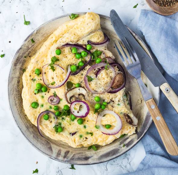 Omelett mit Zwiebeln, Käse, Erbsen, Cornichons und Champignons