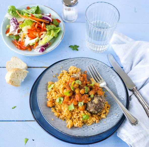 Orientalische Lammhackbällchen mit Bulgur und Kichererbsensoße