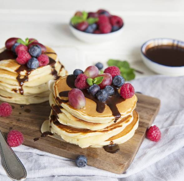 Pancakes mit Früchten und Schokosoße