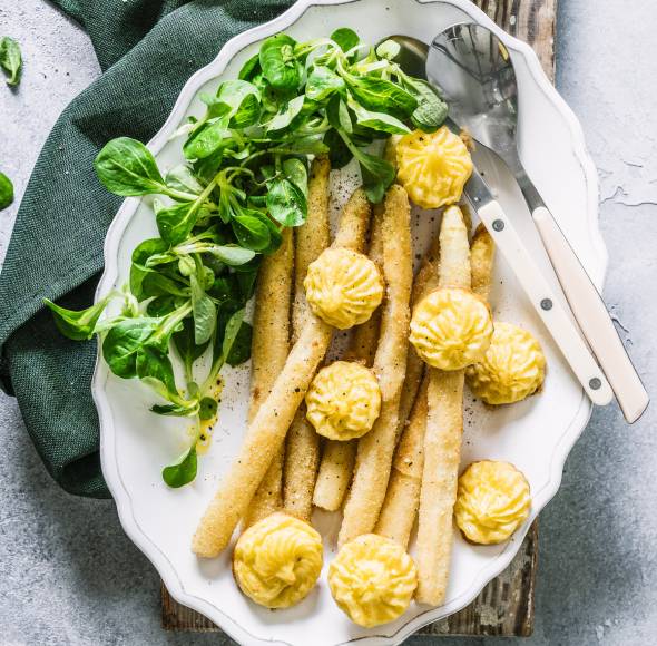 Panierter Spargel mit Salat und Herzoginkartoffeln
