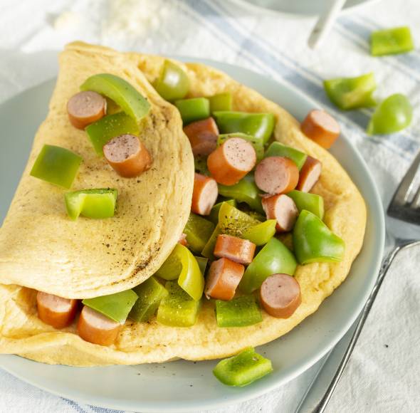 Parmesan-Omelett mit Würstchen