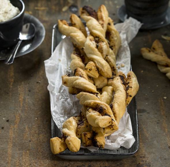 Pesto-Blätterteigstangen mit Käsedip