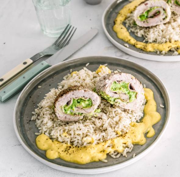 Putenröllchen mit Bärlauch-Käsefüllung auf Gemüseschaum