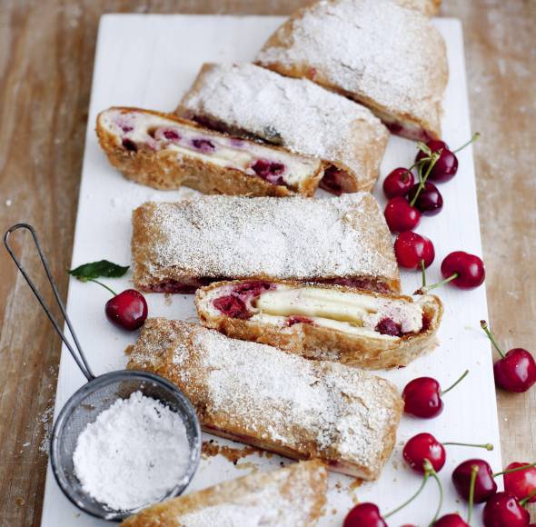 Quarkstrudel mit Kirschen