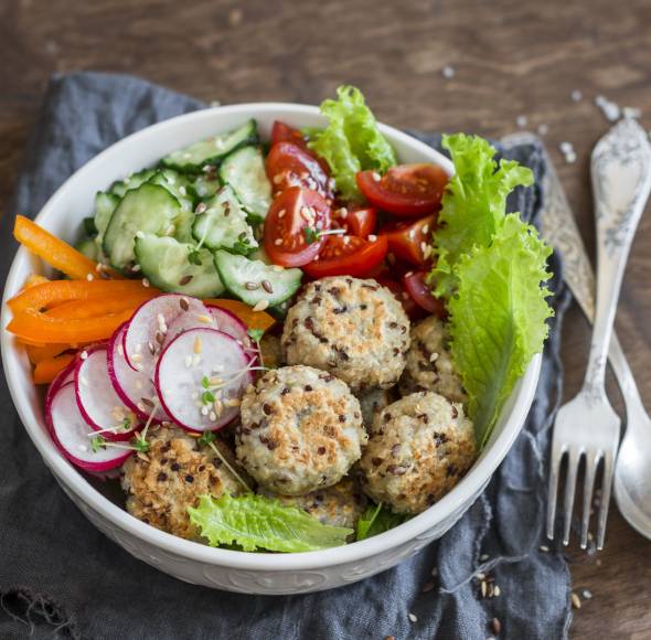 Quinoa-Hackbällchen mit Salat