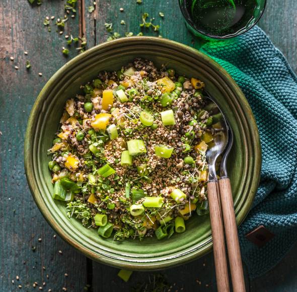 Quinoa-Linsen-Salat mit Sesamdressing