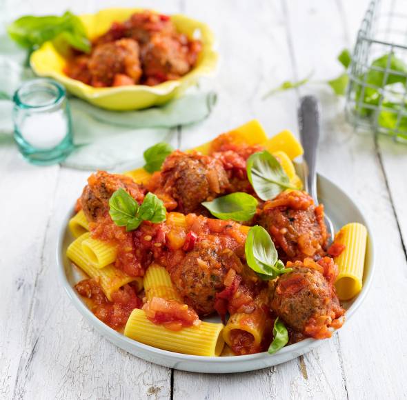 Rigatoni mit Bohnenbällchen in Tomatensoße