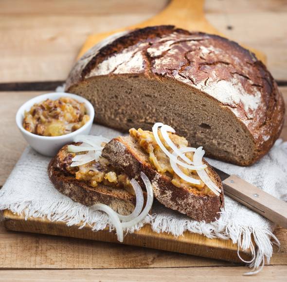 Roggenlandbrot mit Zwiebelschmalz