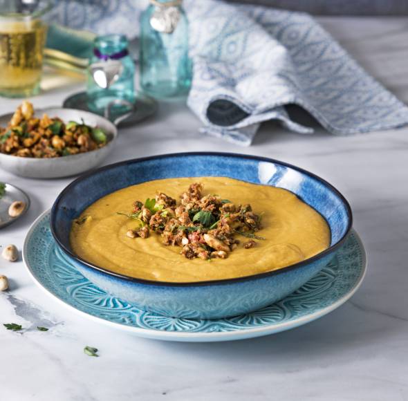 Rote Linsensuppe mit Chili-Topping