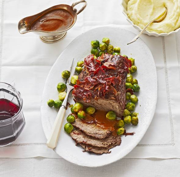 Sauerbraten mit Speck und Rosenkohl