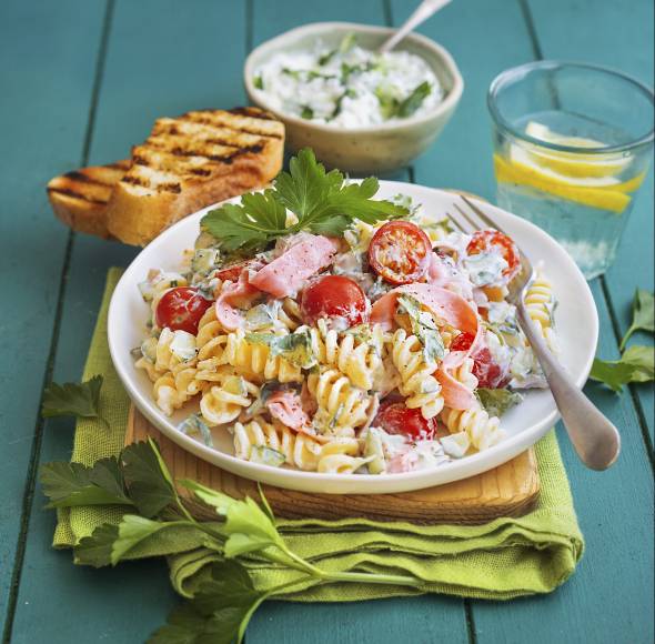 Schneller Nudelsalat mit Zaziki-Dressing