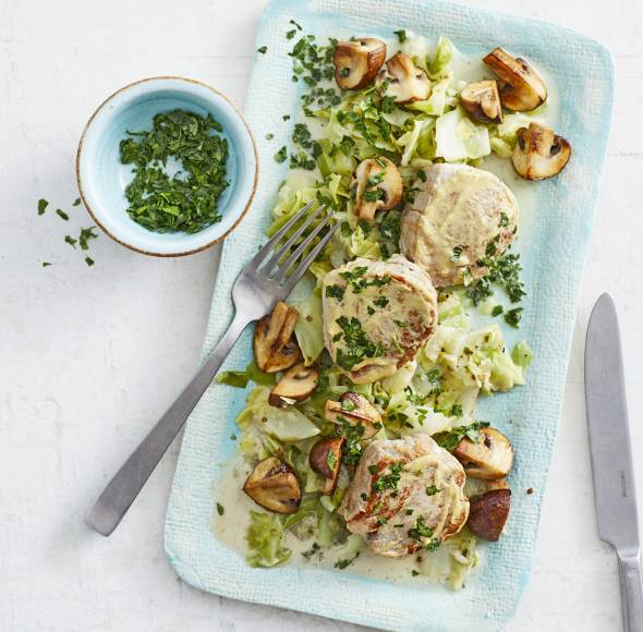 Schweinemedaillons mit Spitzkohl-Pilz-Rahm