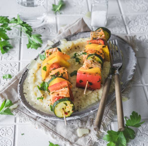 Selleriepüree mit Lachs-Gemüse-Spießen