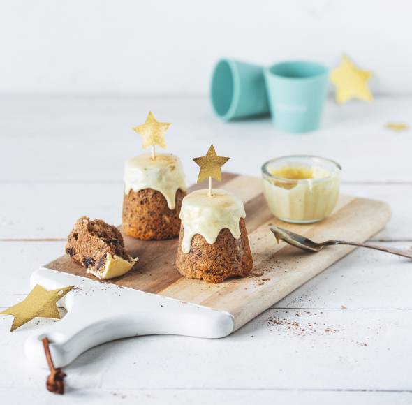 Softe Schoko-Lebkuchenküchlein mit weißer Zimt-Glasur