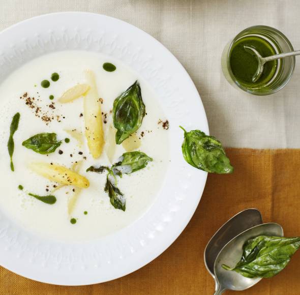 Spargelcremesuppe mit Basilikumöl