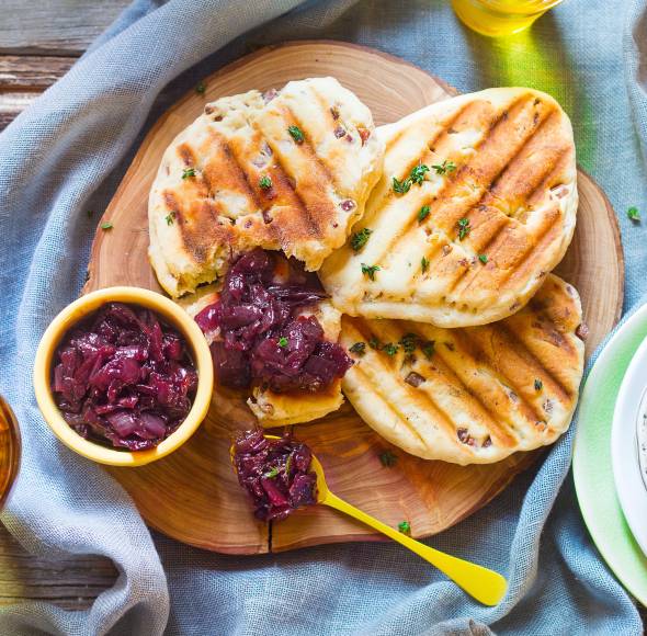 Speck-Grillbrot mit Zwiebel-Honig-Chutney