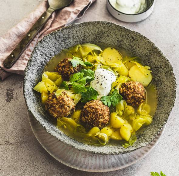 Spitzkohleintopf mit veggie-Hackbällchen