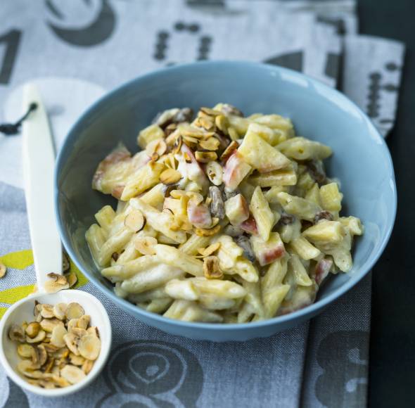 Süße Nudeln mit Apfel und Haselnuss