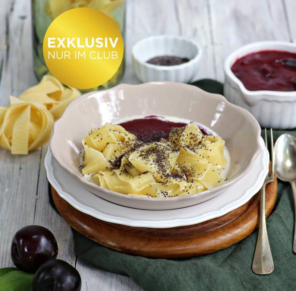 Süße Pflaumennudeln mit Mohn im Milchsud