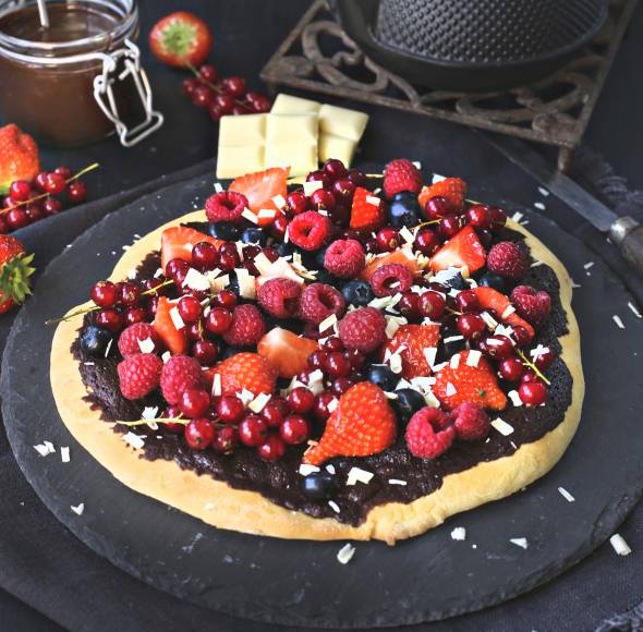 Süße Pizza mit Beeren