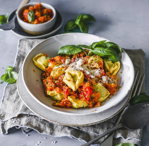 Tortellini mit Tomate-Basilikum-Soße