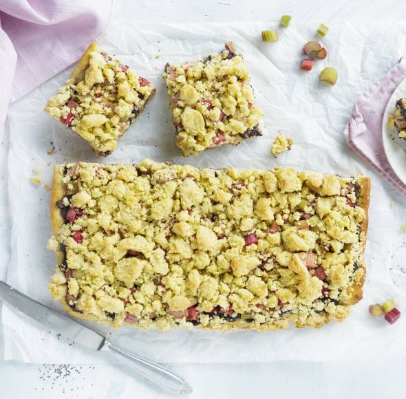 Vanille-Streuselkuchen vom Blech mit Mohn und Rhabarber