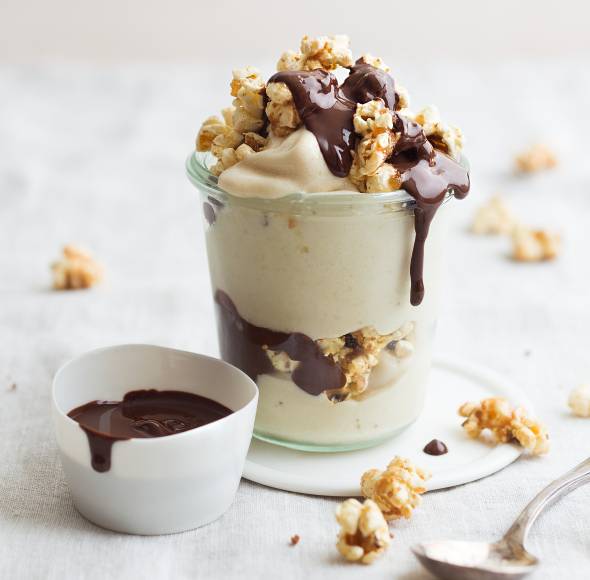Vanilleeis mit Karamellpopcorn und Baileys-Schokosoße