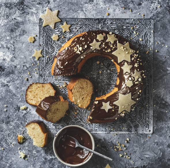 Zauberhafter Marzipan-Kuchen mit Schokoglasur