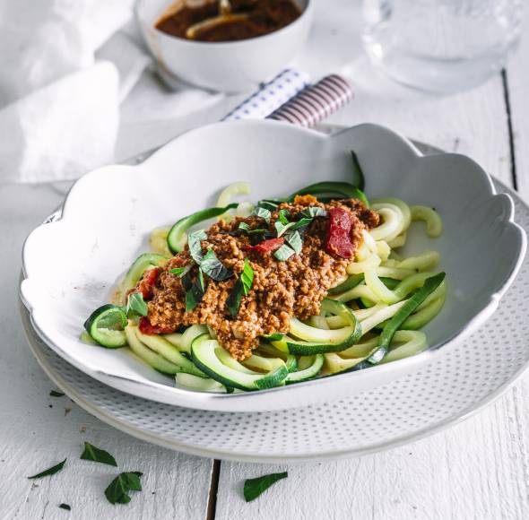 Zucchini-Nudeln mit Paprika-Bolognese
