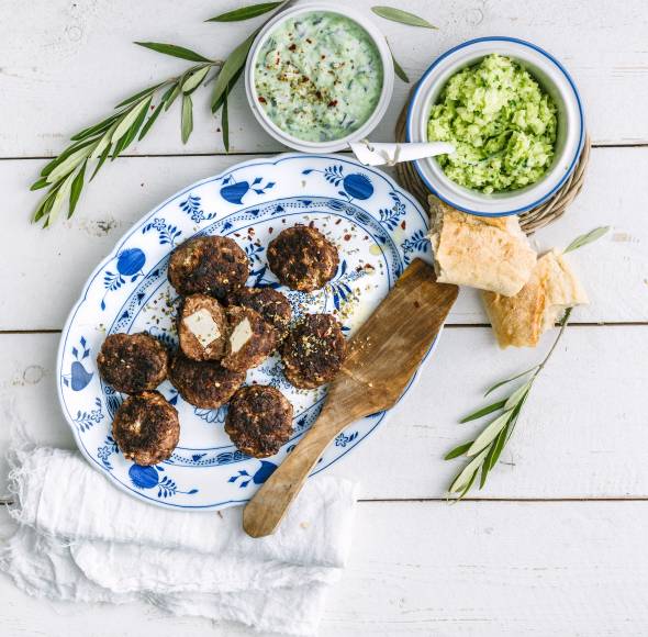 Bifteki mit cremiger Fetafüllung, Krautsalat und Zaziki