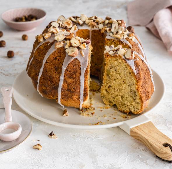 Birnen-Nuss-Gugelhupf mit Vanilleglasur
