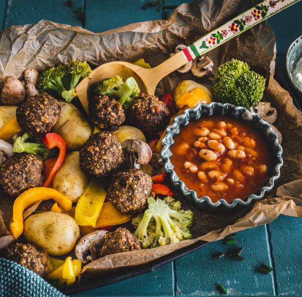 Buntes Blech mit Fleischbällchen