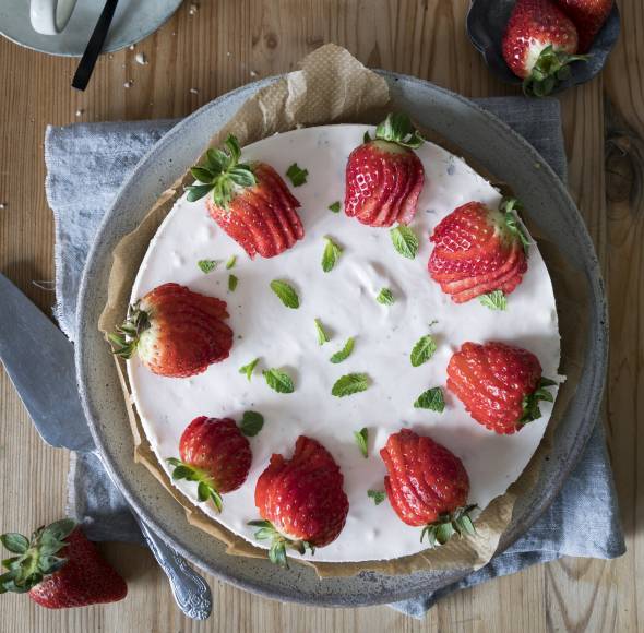 Erdbeer-Joghurt-Torte mit Müsliboden