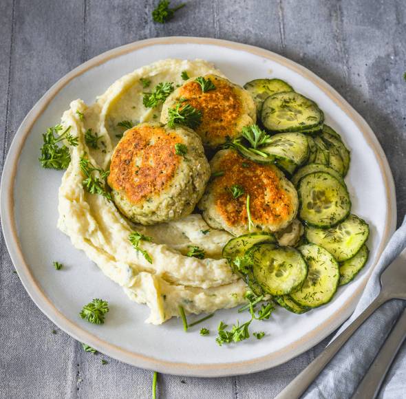 Fischfrikadellen mit Pastinakenpüree und Gurkensalat