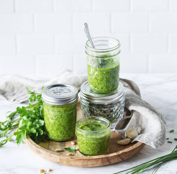 Gartenkräuter-Pesto