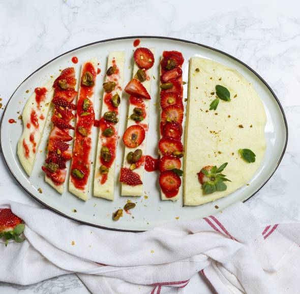 Grieß-Quark-Schnitten mit Pistaziencrunch und Erdbeerersoße in Dampfgar-Auflaufform
