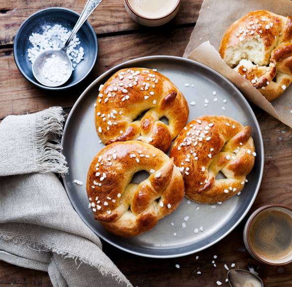 Hefebrezeln mit Hagelzucker