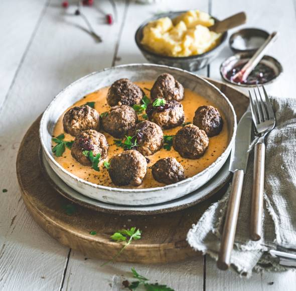Köttbullar mit Stampf und Preiselbeeren