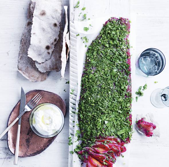 Kräuter-Graved-Lachs mit Rote Bete und Bier-Crisps