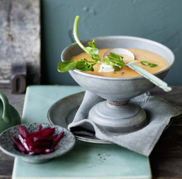 Kürbis-Pastinaken-Suppe mit Roter Bete