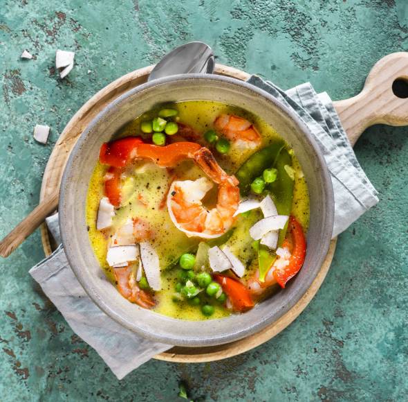 Leichte Kokossuppe mit Garnelen